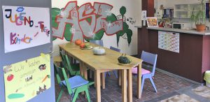 Die Küche und Sitzecke des Kinder- und Jugendtreffs des ASZ in Kaiserslautern.