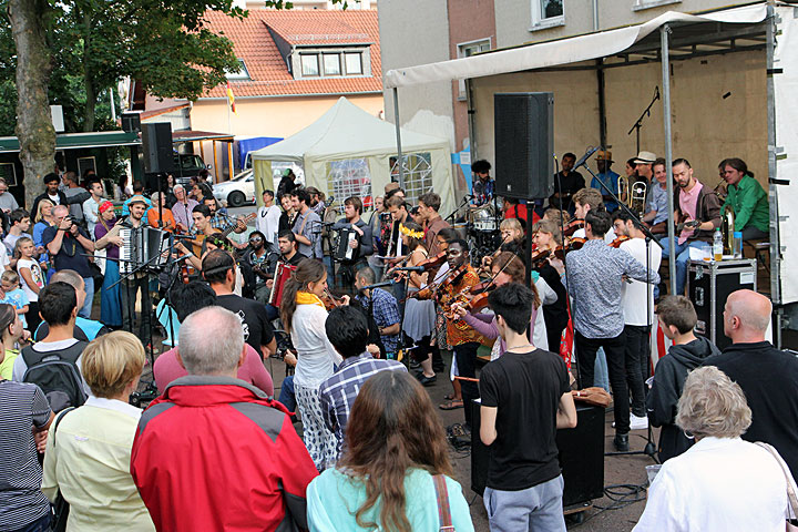 Blick auf die Bühne auf dem Ethno Pop Festivals des ASZ im Asternweg in Kaiserslautern.