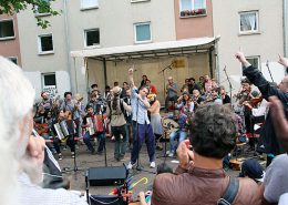 Blick auf die Bühne auf dem Ethno Pop Festivals des ASZ im Asternweg in Kaiserslautern.