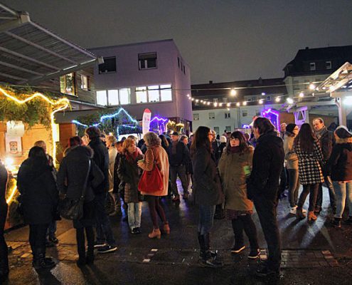 Ein Blick in die Besuchermenge auf dem Wintermarkt des ASZ.