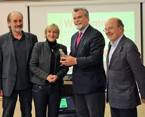 Justizminister Herbert Mertin besucht das ASZ in Kaiserslautern.